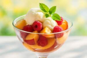 découvrez la coupe estivale pêche-framboise-vanille, un dessert frais et surprenant qui réinvente la salade de fruits classique sans effort supplémentaire. parfait pour vos journées d'été.