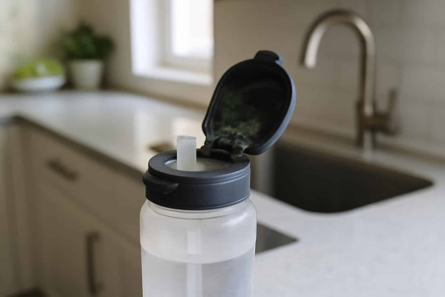 découvrez pourquoi l'odeur tenace de votre gourde provient souvent d'un recoin oublié et apprenez comment éliminer efficacement cette source désagréable.